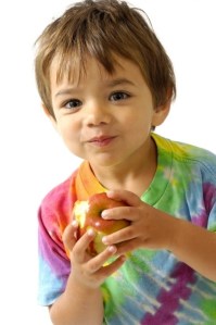 child_eating_apple